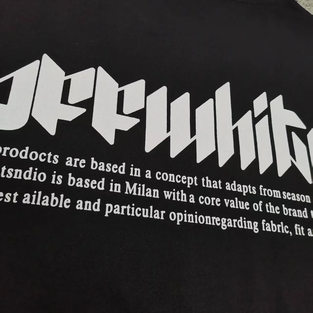 The top proven version OFF-WHI* 25SS new printed short-sleeves, loose fit, the same style for male and female couples stars. American designer Virgil Abloh founded the luxury street brand Off-White based on the pop culture of the younger generation. Walking between street culture and high-end fashion, contemporary elements are used to interpret youth culture, and fine workmanship is used to interpret trendy clothing. Photos, paintings and eye-catching graphic printing are all sources of inspiration for the designer. 32 counts of 260g double yarn pure cotton fabric, the printing uses Kornit digital direct injection technology, and the picture is clear. The white glue base ensures the firmness of the printing, and machine washing is stress-free - 1:1 original mold opening, ZP development, perfectly restored to the original version, produced by a large factory, not produced by a small factory on the market, fine wiring, top-notch craftsmanship, welcome to compare - A full set of customized accessories for collar labels, hang tags, and wash water labels - Exclusive logo packaging - No matter age, body shape or gender, it is very suitable for both men and women. All details are real photos, buy with confidence. Color: Black White Size: S-XL P;120